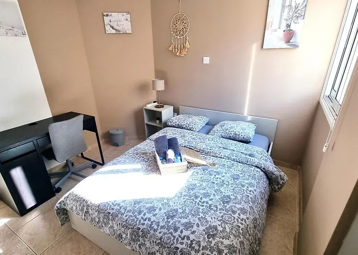5 Min Walk To Beach, Perfect Seaside Escape 3Br Shared Apartment