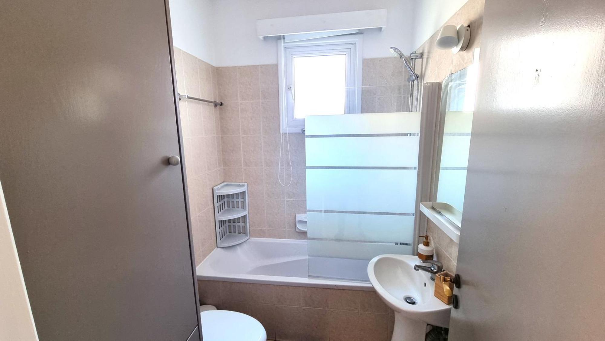 Δωμάτια σε οικογενειακή κατοικία 5 Min Walk To Beach, Perfect Seaside Escape 3br Shared Λάρνακα