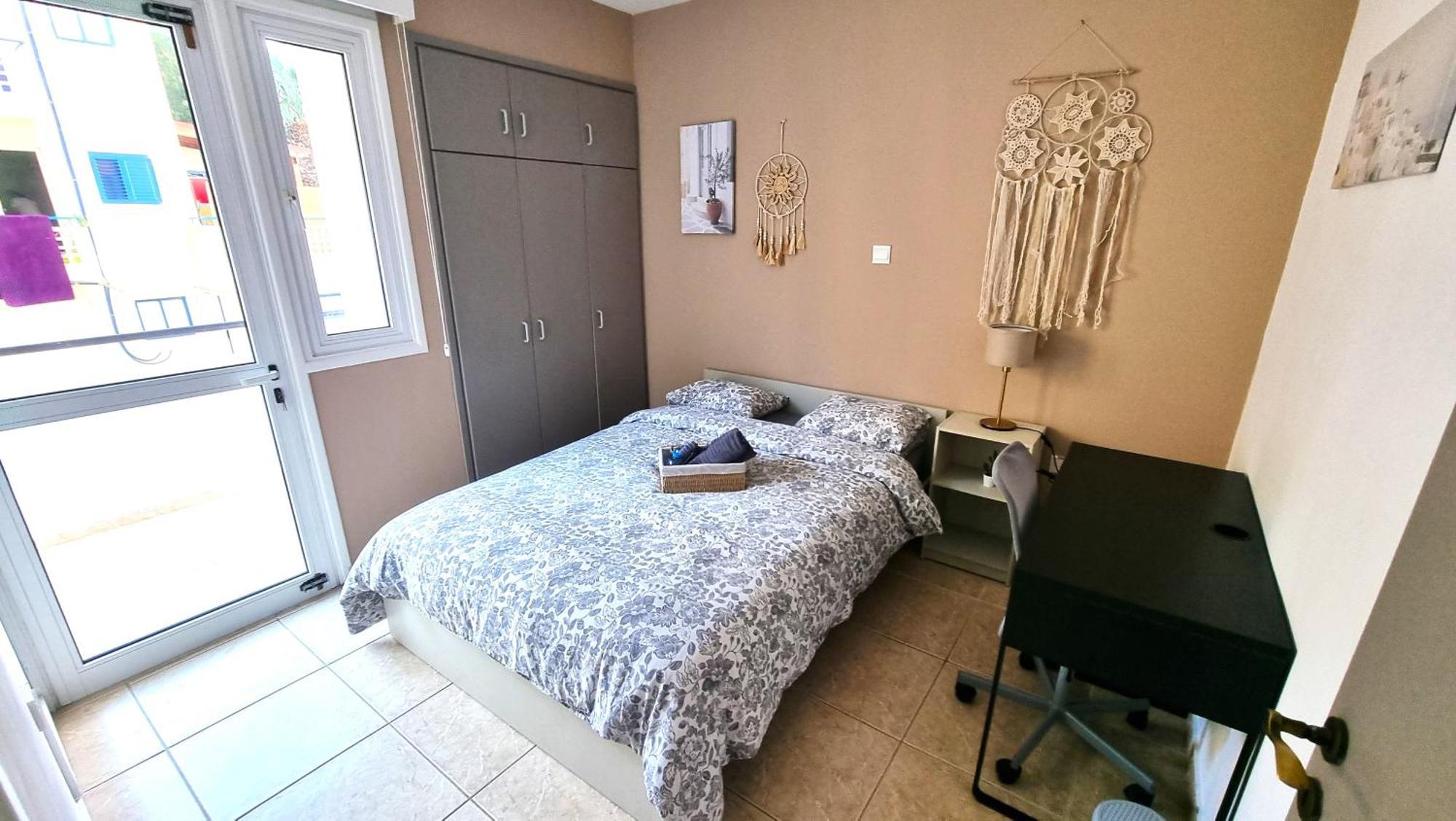 5 Min Walk To Beach, Perfect Seaside Escape 3br Shared Λάρνακα
