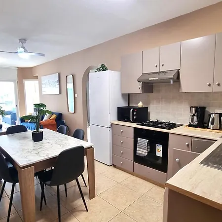 5 Min Walk To Beach, Perfect Seaside Escape 3Br Shared Apartment Larnaca Exterior photo