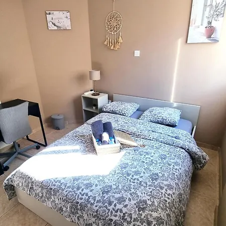5 Min Walk To Beach, Perfect Seaside Escape 3Br Shared Apartment Larnaca Exterior photo