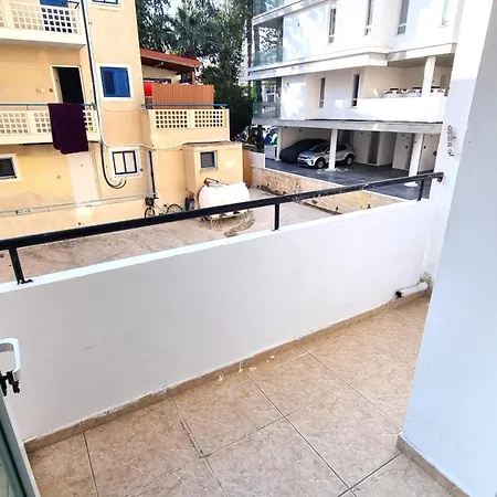 5 Min Walk To Beach, Perfect Seaside Escape 3Br Shared Apartment Larnaca Exterior photo