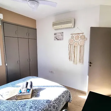 5 Min Walk To Beach, Perfect Seaside Escape 3Br Shared Apartment Larnaca Exterior photo