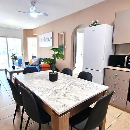 5 Min Walk To Beach, Perfect Seaside Escape 3Br Shared Apartment Larnaca Exterior photo