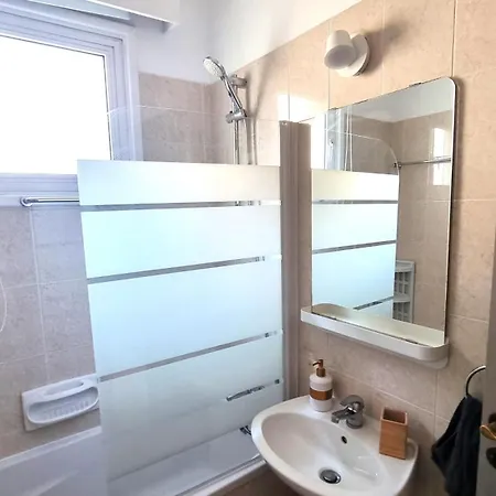 5 Min Walk To Beach, Perfect Seaside Escape 3Br Shared Apartment Larnaca Exterior photo