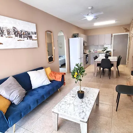 5 Min Walk To Beach, Perfect Seaside Escape 3Br Shared Apartment Larnaca Exterior photo