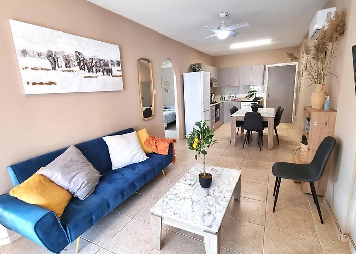5 Min Walk To Beach, Perfect Seaside Escape 3Br Shared Apartment